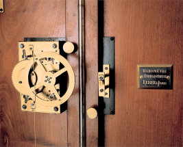 Le mécanisme et la plaque portant le nom du fabricant. © Région Bourgogne-Franche-Comté, Inventaire du patrimoine
