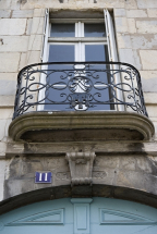 Détail du balcon en fer forgé sur rue avec la porte-fenêtre. © Région Bourgogne-Franche-Comté, Inventaire du patrimoine