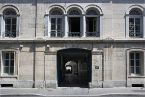 Vue du portail d'entrée et du passage cocher. © Région Bourgogne-Franche-Comté, Inventaire du Patrimoine