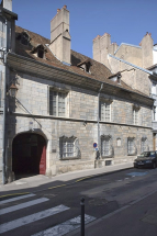 Vue d'ensemble de la façade sur rue, de trois quarts gauche. © Région Bourgogne-Franche-Comté, Inventaire du Patrimoine