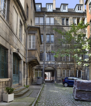 Façade postérieure sur cour de l'immeuble : vue d'ensemble de face. © Région Bourgogne-Franche-Comté, Inventaire du Patrimoine