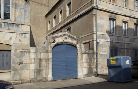 Vue du portail d'entrée et du logis secondaire, depuis la rue : de trois quarts gauche. © Région Bourgogne-Franche-Comté, Inventaire du Patrimoine