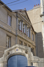 Logis principal et portail depuis la rue : de trois quarts gauche. © Région Bourgogne-Franche-Comté, Inventaire du Patrimoine