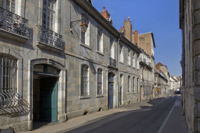 Vue d'ensemble depuis la rue, de trois quarts gauche, vue rapprochée. © Région Bourgogne-Franche-Comté, Inventaire du Patrimoine