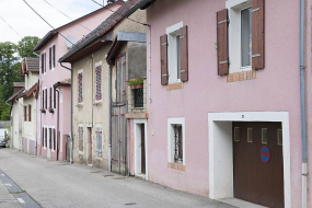 Façades ouest des logements ouvriers situés dans le bas de la rue de la Voûte. © Région Bourgogne-Franche-Comté, Inventaire du patrimoine