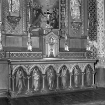 Chapelle du Miracle [des Saintes-Hosties : le maître-autel, vu de trois quarts gauche], s.d. [avant 1975]. © Région Bourgogne-Franche-Comté, Inventaire du patrimoine