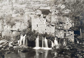 Source F.3, vis à vis de la Roche [avec les ruines du moulin de la Roche, en aval du Saut-du-Doubs], [1919] © Région Bourgogne-Franche-Comté, Inventaire du patrimoine