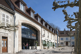 Entrée, place des déportés. © Région Bourgogne-Franche-Comté, Inventaire du patrimoine