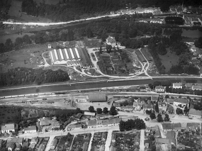 Vue aérienne depuis l'est vers 1950. © Région Bourgogne-Franche-Comté, Inventaire du patrimoine