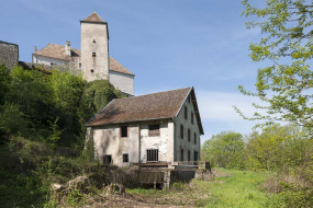 Vue d'ensemble depuis le nord-est, avec le château au second plan. © Région Bourgogne-Franche-Comté, Inventaire du patrimoine