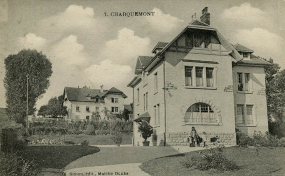 7. Charquemont [la maison de Gaston Maillot avec en arrière-plan celle de Paul Bessot], entre 1913 et 1926. © Région Bourgogne-Franche-Comté, Inventaire du patrimoine