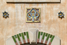 Détail du décor de la façade. © Région Bourgogne-Franche-Comté, Inventaire du patrimoine