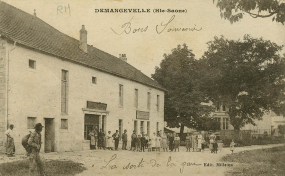 Demangevelle. La sortie de la gare. Carte postale. © Région Bourgogne-Franche-Comté, Inventaire du patrimoine