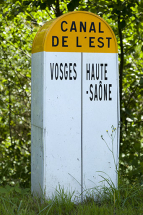 Borne indiquant la frontière des deux départements. © Région Bourgogne-Franche-Comté, Inventaire du patrimoine