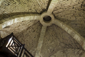 Le plafond voûté du rez-de-chaussée du donjon. © Région Bourgogne-Franche-Comté, Inventaire du patrimoine