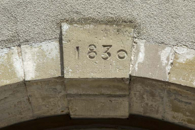 Détail de la clé de voute de la porte cochère portant la date 1830. © Région Bourgogne-Franche-Comté, Inventaire du patrimoine
