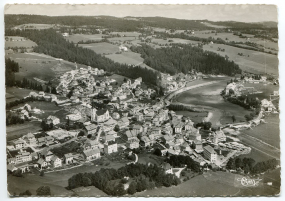 Villers-le-Lac (Doubs). 22173 - Vue panoramique aérienne [depuis le sud], 1952. L'usine est visible à droite. © Région Bourgogne-Franche-Comté, Inventaire du patrimoine