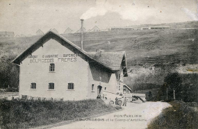 Distillerie Bourgeois et le Camp d'Artillerie, carte postale, s.d. [début 20e siècle]. © Région Bourgogne-Franche-Comté, Inventaire du patrimoine