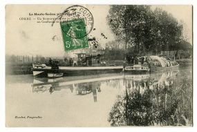 La Haute-Saône pittoresque. Un remorqueur sur le canal au confluent du Coney et de la Saône. Carte postale. © Région Bourgogne-Franche-Comté, Inventaire du patrimoine