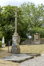 La croix, avec le tombeau du comte d'Orsay à l'arrière-plan, près de l'église. © Région Bourgogne-Franche-Comté, Inventaire du patrimoine