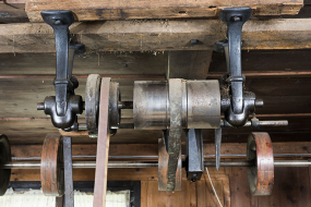 Système de transmission au plafond. © Région Bourgogne-Franche-Comté, Inventaire du patrimoine