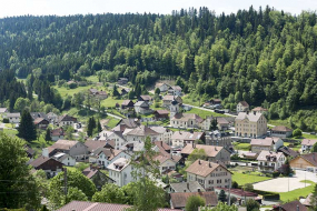 Vue d'ensemble du village, depuis l'est. © Région Bourgogne-Franche-Comté, Inventaire du patrimoine