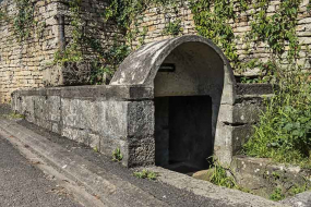 Vue sur l'entrée du puisard avec la couverture en béton armé. © Région Bourgogne-Franche-Comté, Inventaire du patrimoine