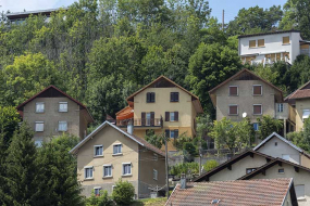 Vue d'ensemble depuis le sud-est (côté vallée) : maison à droite au deuxième plan. © Région Bourgogne-Franche-Comté, Inventaire du patrimoine