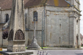 Croix monumentale de la rue de l'Église. © Région Bourgogne-Franche-Comté, Inventaire du patrimoine
