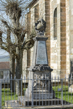 Vue rapprochée de face du monument aux morts. © Région Bourgogne-Franche-Comté, Inventaire du patrimoine