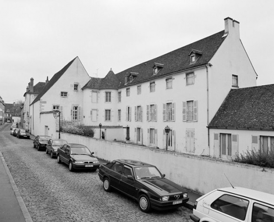 Vue d'ensemble de l'hôtel et du bâtiment le prolongeant (élévations sud et ouest). © Région Bourgogne-Franche-Comté, Inventaire du patrimoine