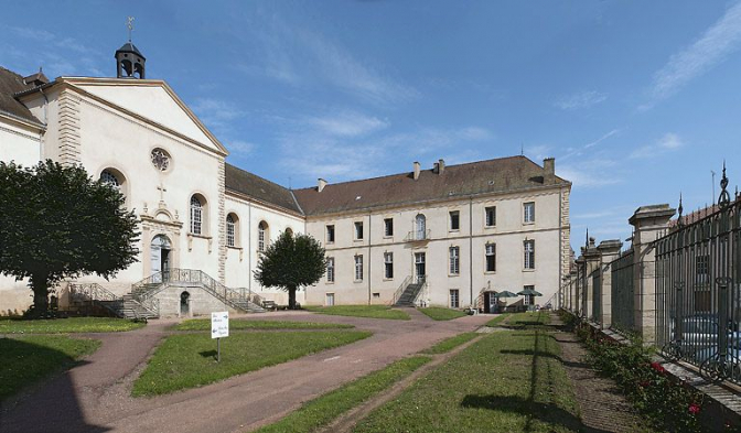 Vue d'ensemble de la façade principale et de l'aile droite. © Région Bourgogne-Franche-Comté, Inventaire du patrimoine