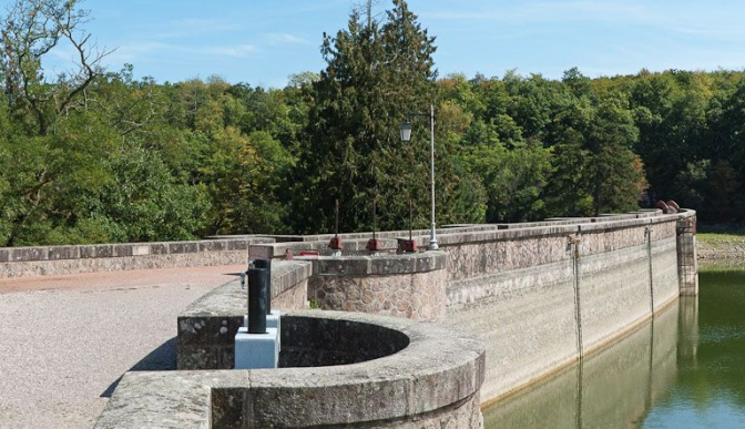 Vue de la digue du réservoir. © Région Bourgogne-Franche-Comté, Inventaire du patrimoine