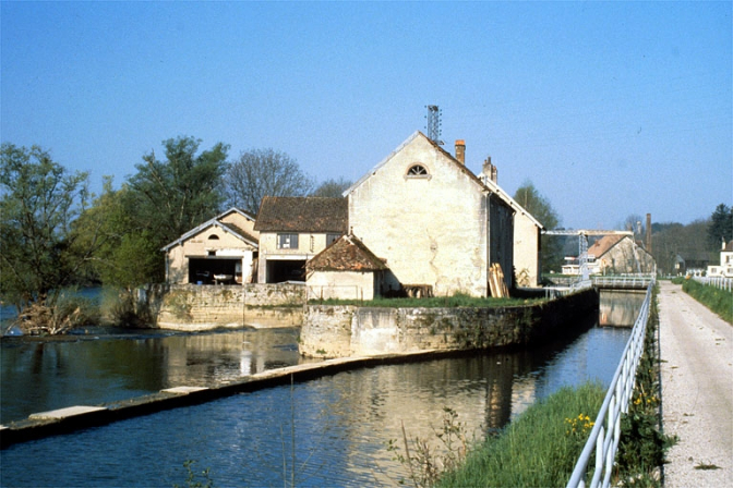 Vue d'ensemble depuis l'ouest. © Région Bourgogne-Franche-Comté, Inventaire du patrimoine
