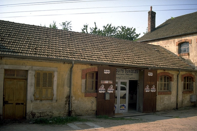 Façade antérieure du corps de bâtiment principal, vue de trois quarts gauche. © Région Bourgogne-Franche-Comté, Inventaire du patrimoine