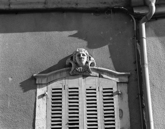 Façade antérieure : détail d'une agrafe d'une fenêtre du premier étage. © Région Bourgogne-Franche-Comté, Inventaire du patrimoine