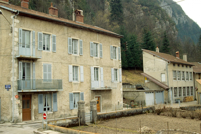 Vue d'ensemble des bâtiments chemin de la Combe du Marais, depuis le nord. © Région Bourgogne-Franche-Comté, Inventaire du patrimoine