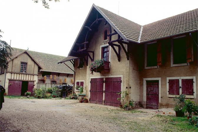 Conciergerie et remises. Au second plan : l'orangerie. © Région Bourgogne-Franche-Comté, Inventaire du patrimoine