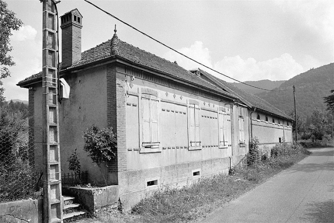 Vue de la façade postérieure du logis et des dépendances agricoles. © Région Bourgogne-Franche-Comté, Inventaire du patrimoine