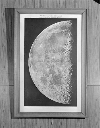 Héliogravure montrant la lune dans sa phase voisine du dernier quartier. © Région Bourgogne-Franche-Comté, Inventaire du patrimoine