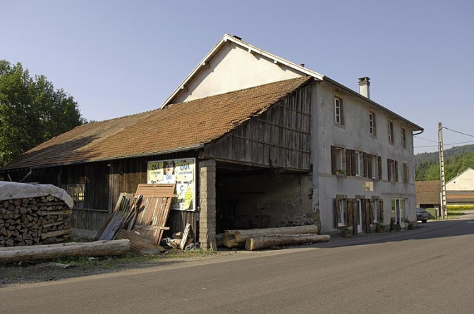 Atelier de la scierie et moulin vus depuis la route départementale. © Région Bourgogne-Franche-Comté, Inventaire du patrimoine