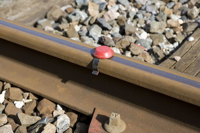 Vue d'ensemble d'un pétard fixé sur un rail. © Région Bourgogne-Franche-Comté, Inventaire du patrimoine