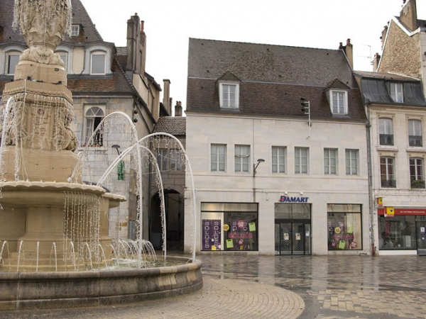 Vue d'ensemble des façades des logis secondaires de l'ancien hôtel, depuis la place de la Révolution. © Région Bourgogne-Franche-Comté, Inventaire du Patrimoine