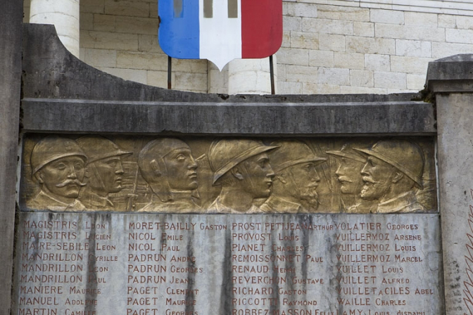 Bas-relief droit : vue rapprochée. © Région Bourgogne-Franche-Comté, Inventaire du patrimoine