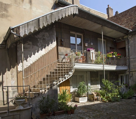 Premier logis secondaire : détail de l'escalier extérieur, de trois quarts gauche. © Région Bourgogne-Franche-Comté, Inventaire du Patrimoine
