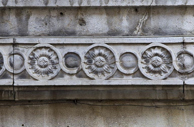Logis principal, façade antérieure, détail du décor de la frise. © Région Bourgogne-Franche-Comté, Inventaire du Patrimoine
