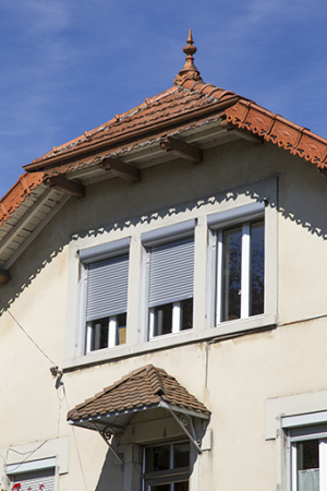 Façade latérale gauche : fenêtre multiple signalant l'atelier. © Région Bourgogne-Franche-Comté, Inventaire du patrimoine