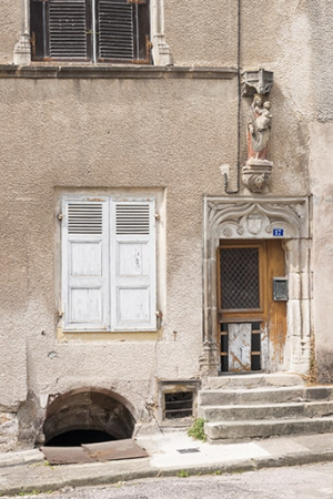 Façade antérieure : détail du rez-de-chaussée. © Région Bourgogne-Franche-Comté, Inventaire du patrimoine
