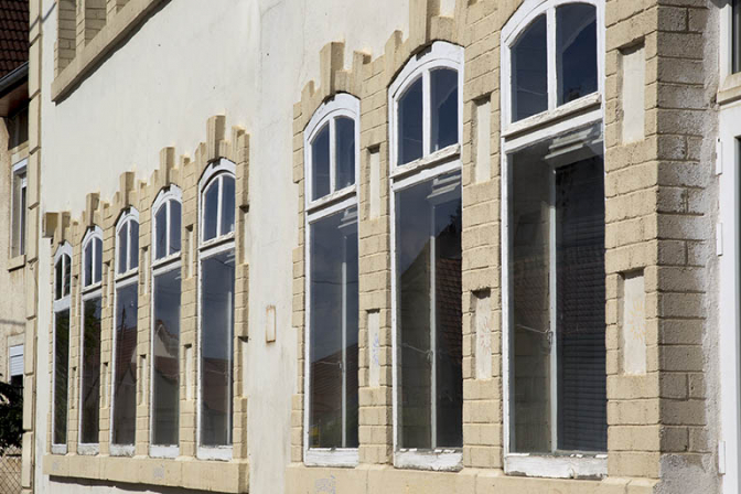 Façade antérieure : fenêtres multiples du rez-de-chaussée vue en enfilade. © Région Bourgogne-Franche-Comté, Inventaire du patrimoine