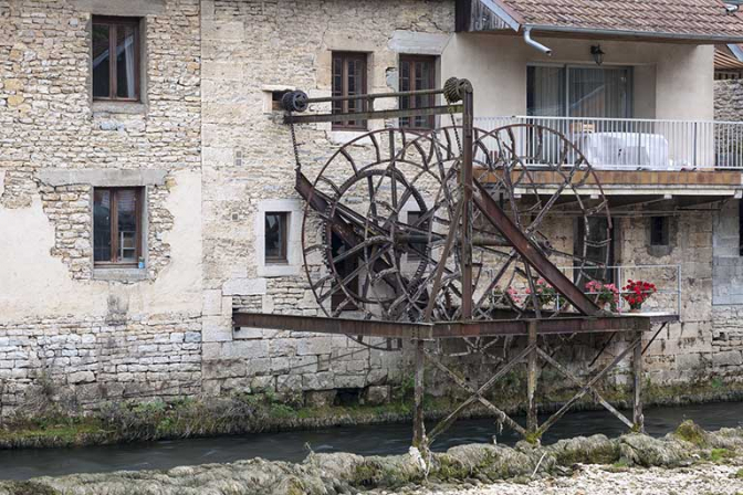 Façade sur la Loue. Roue pendante vue de trois quarts. © Région Bourgogne-Franche-Comté, Inventaire du patrimoine